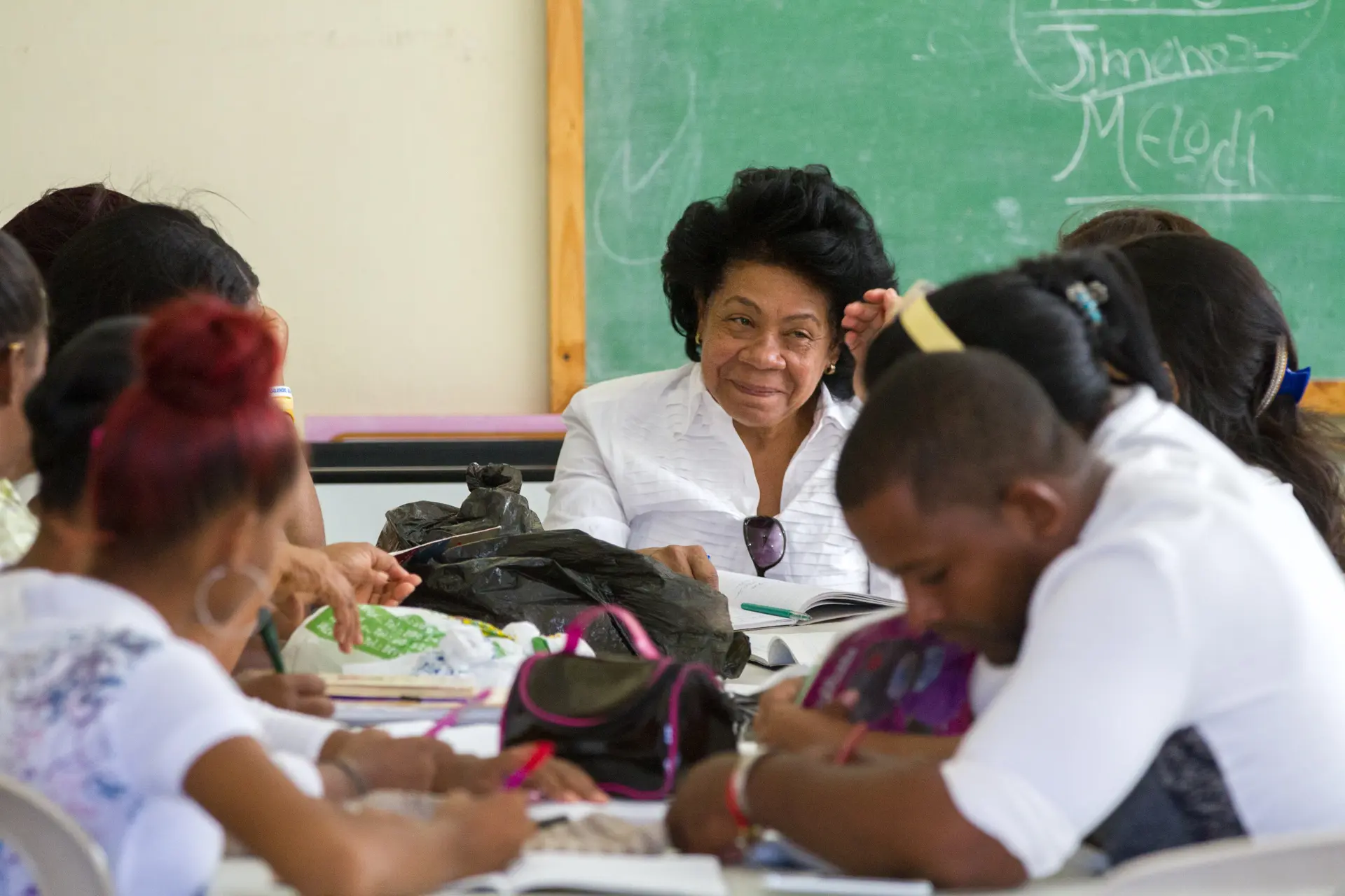 Estudiantes y Maestra de Don Bosco